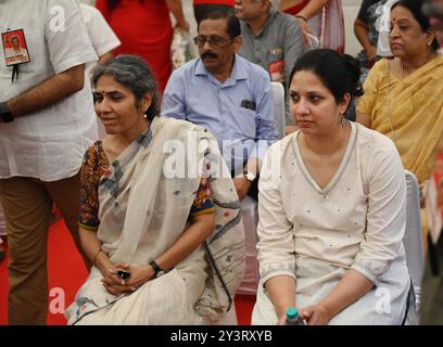 NEW DELHI, INDE - 14 SEPTEMBRE : L'épouse et la fille de M. Yechury et des dirigeants communistes de haut rang avec d'autres camarades ont rendu leur dernier hommage à Sitaram Yechury au siège de CPI (M) au marché Gole, le 14 septembre 2024 à New Delhi, en Inde. Sitaram Yechury est mort cet après-midi. Il avait 72 ans et suivait un traitement pour pneumonie à l'Institut All India des Sciences médicales (AIIMS) de Delhi. Le chef du CPM a été admis au service des urgences de l'AIIMS le 19 août, puis transféré à l'unité de soins intensifs (USI). (Photo Vipin Kumar/Hindustan Times/Sipa USA ) Banque D'Images