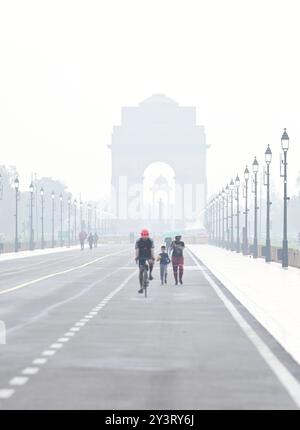 New Delhi, Inde. 14 septembre 2024. NEW DELHI, INDE - 14 SEPTEMBRE : la brume du matin engloutit le chemin de Kartavya, le 14 septembre 2024 à New Delhi, Inde. Le département météorologique indien (IMD) a émis une alerte « orange », indiquant un mode « soyez prêt », car des conditions météorologiques extrêmement mauvaises sont prévues. (Photo de Vipin Kumar/Hindustan Times/Sipa USA ) crédit : Sipa USA/Alamy Live News Banque D'Images