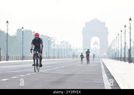 New Delhi, Inde. 14 septembre 2024. NEW DELHI, INDE - 14 SEPTEMBRE : la brume du matin engloutit le chemin de Kartavya, le 14 septembre 2024 à New Delhi, Inde. Le département météorologique indien (IMD) a émis une alerte « orange », indiquant un mode « soyez prêt », car des conditions météorologiques extrêmement mauvaises sont prévues. (Photo de Vipin Kumar/Hindustan Times/Sipa USA ) crédit : Sipa USA/Alamy Live News Banque D'Images