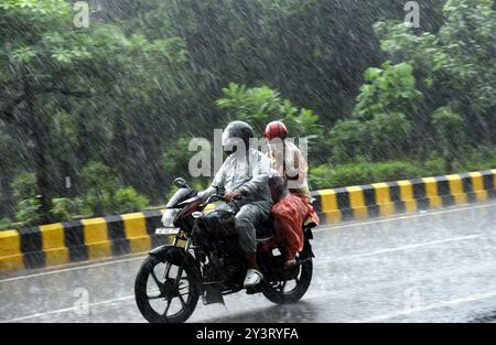 New Delhi, Inde. 14 septembre 2024. GHAZIABAD, INDE - 14 SEPTEMBRE : navetteurs sous la pluie, le 14 septembre 2024 à Ghaziabad, Inde. Le département météorologique indien (IMD) a émis une alerte « orange », indiquant un mode « soyez prêt », car des conditions météorologiques extrêmement mauvaises sont prévues. (Photo de Sakib Ali/Hindustan Times/Sipa USA ) crédit : Sipa USA/Alamy Live News Banque D'Images