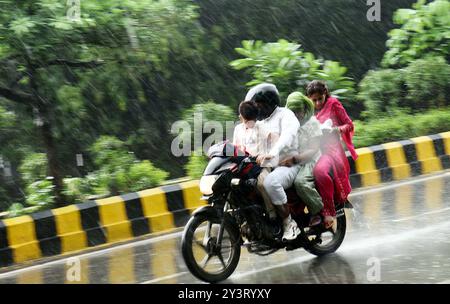 New Delhi, Inde. 14 septembre 2024. GHAZIABAD, INDE - 14 SEPTEMBRE : navetteurs sous la pluie, le 14 septembre 2024 à Ghaziabad, Inde. Le département météorologique indien (IMD) a émis une alerte « orange », indiquant un mode « soyez prêt », car des conditions météorologiques extrêmement mauvaises sont prévues. (Photo de Sakib Ali/Hindustan Times/Sipa USA ) crédit : Sipa USA/Alamy Live News Banque D'Images