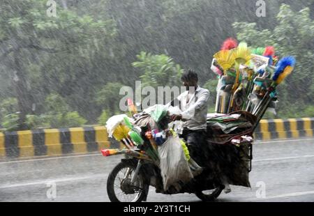 New Delhi, Inde. 14 septembre 2024. GHAZIABAD, INDE - 14 SEPTEMBRE : navetteurs sous la pluie, le 14 septembre 2024 à Ghaziabad, Inde. Le département météorologique indien (IMD) a émis une alerte « orange », indiquant un mode « soyez prêt », car des conditions météorologiques extrêmement mauvaises sont prévues. (Photo de Sakib Ali/Hindustan Times/Sipa USA ) crédit : Sipa USA/Alamy Live News Banque D'Images