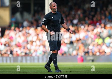 L'arbitre Tim Robinson en action lors du match de premier League Fulham vs West Ham United à Craven Cottage, Londres, Royaume-Uni. 14 septembre 2024. (Photo par Izzy Poles/News images) à Londres, Royaume-Uni le 14/09/2024. (Photo par Izzy Poles/News images/SIPA USA) crédit : SIPA USA/Alamy Live News Banque D'Images