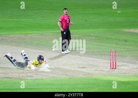 #4, Cameron Bancroft du Gloucestershire survit à une tentative de run out lors de la finale entre Somerset CCC et Gloucestershire CCC lors de la Vitality Blast finals Day à Edgbaston Cricket Ground, Birmingham le samedi 14 septembre 2024. (Photo : Stuart Leggett | mi News) crédit : MI News & Sport /Alamy Live News Banque D'Images