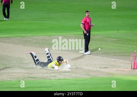 #4, Cameron Bancroft du Gloucestershire survit à une tentative de run out lors de la finale entre Somerset CCC et Gloucestershire CCC lors de la Vitality Blast finals Day à Edgbaston Cricket Ground, Birmingham le samedi 14 septembre 2024. (Photo : Stuart Leggett | mi News) crédit : MI News & Sport /Alamy Live News Banque D'Images