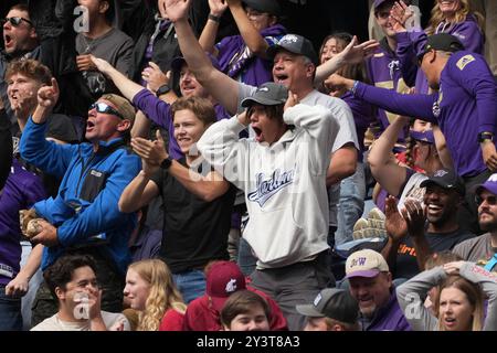 Seattle, États-Unis. 14 septembre 2024. Les fans des Huskies de Washington réagissent après un field goal manqué par le kicker Dean Janikowski (49 ans) des Cougars de Washington lors du deuxième quart-temps de l'Apple Cup 2024 au Lumen Field à Seattle, Washington, le 14 septembre 2024. (Crédit photo Nate Koppelman/Sipa USA) crédit : Sipa USA/Alamy Live News Banque D'Images