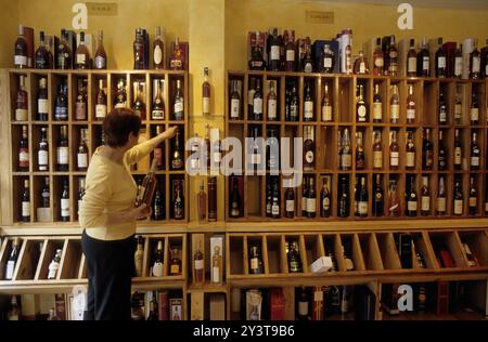 FRANCE. CHARENTE (16) VIGNOBLE DE COGNAC, COGNAC, LE COGNATHEQUE, PINEAU ET MAGASIN DE VINS ET SPIRITUEUX DE COGNAC Banque D'Images