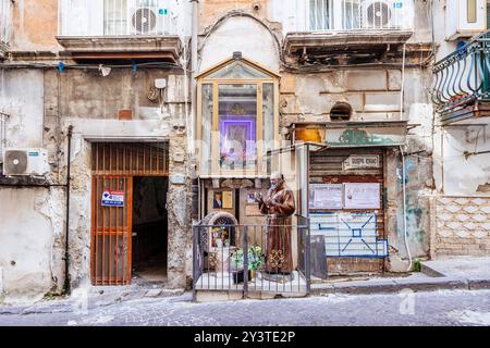 Napoli (Italie) - nommée d'après Francesco Saverio Correra, mais mieux connue sous le nom de "Cavone", cette route du centre de Naples est enchâssée dans une interdiction tufactive. Banque D'Images