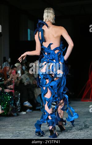 LONDRES, ROYAUME-UNI. 14 septembre 2024. Karina Bond LFW SS25 au Freemasons Hall, Londres, Royaume-Uni. (Photo de 李世惠/Voir Li/Picture Capital) crédit : Voir Li/Picture Capital/Alamy Live News Banque D'Images