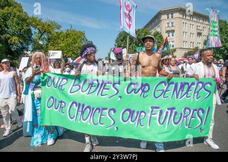 Washington DC. 14 septembre 2024 États-Unis : les manifestants de la marche de libération du genre marchent vers la Cour suprême à Washington DC, pour exiger les droits de HAV Banque D'Images