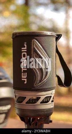 Faire de l'eau bouillante dans la forêt boisée d'automne tout en campant dans une ébullition instantanée Jetboil et un petit réservoir de gaz. Ottawa ON Canada - 07.27.2023 Banque D'Images