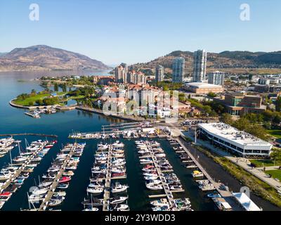 Drone vue aérienne du yacht club de marina et du front de mer de la ville de Kelowna, Colombie-Britannique, Canada, situé dans la vallée de l'Okanagan. Banque D'Images