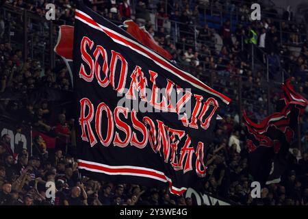 Milan, Italie. 14 septembre 2024. Italie, Milan, 2024 09 14 : les supporters de l'AC Milan agitent les flashs et montrent des bannières dans les gradins pendant le match de football AC Milan vs Venezia FC, Serie A Tim 2024-2025 day 4, San Siro StadiumItalie, Milan, 2024 09 14 : AC Milan vs Venezia FC, Serie A Tim 2024-2025 day 4 at San Siro Stadium. (Photo de Fabrizio Andrea Bertani/Pacific Press) crédit : Pacific Press Media production Corp./Alamy Live News Banque D'Images