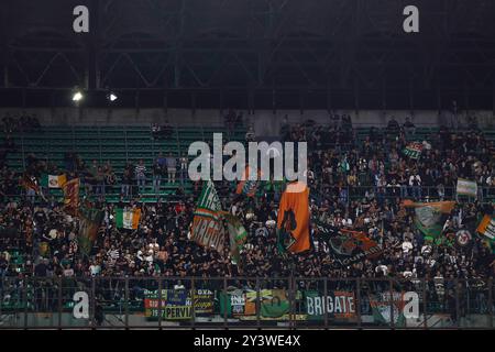 Milan, Italie. 14 septembre 2024. Italie, Milan, 2024 09 14 : les supporters de Venezia agitent les drapeaux et montrent des bannières dans les gradins pendant le match de football AC Milan vs Venezia FC, Serie A Tim 2024-2025 jour 4, San Siro StadiumItalie, Milan, 2024 09 14 : AC Milan vs Venezia FC, Serie A Tim 2024-2025 jour 4 au stade San Siro. (Photo de Fabrizio Andrea Bertani/Pacific Press) crédit : Pacific Press Media production Corp./Alamy Live News Banque D'Images