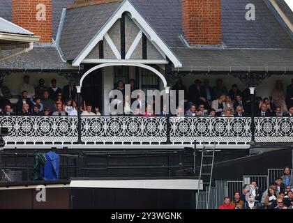 Craven Cottage, Fulham, Londres, Royaume-Uni. 14 septembre 2024. Premier League Football, Fulham contre West Ham United ; le copropriétaire de West Ham United David Sullivan regarde le match depuis le chalet crédit : action plus Sports/Alamy Live News Banque D'Images