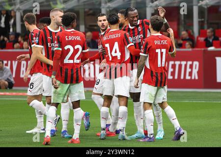 Milan, Italie. 14 septembre 2024. Italie, Milan, 2024 09 14 : Tammy Abraham (AC Milan) célèbre avec ses coéquipières le but de 4-0 à 29' pendant le match de football AC Milan vs Venezia FC, Serie A Tim 2024-2025 jour 4, San Siro Stadium. Italie, Milan, 2024 09 14 : AC Milan vs Venezia FC, Serie A Tim 2024-2025 jour 4 au stade San Siro. (Crédit image : © Fabrizio Andrea Bertani/Pacific Press via ZUMA Press Wire) USAGE ÉDITORIAL SEULEMENT! Non destiné à UN USAGE commercial ! Banque D'Images