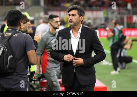 Milan, Italie. 14 septembre 2024. Italie, Milan, 2024 09 14 : Paulo Fonseca (entraîneur-chef de l'AC Milan) entre sur le terrain et passe sur le banc pendant le match de football AC Milan vs Venezia FC, Serie A Tim 2024-2025 jour 4, stade San Siro. Italie, Milan, 2024 09 14 : AC Milan vs Venezia FC, Serie A Tim 2024-2025 jour 4 au stade San Siro. (Crédit image : © Fabrizio Andrea Bertani/Pacific Press via ZUMA Press Wire) USAGE ÉDITORIAL SEULEMENT! Non destiné à UN USAGE commercial ! Banque D'Images