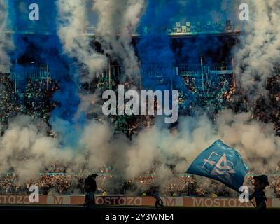 Racing Club de Avellaneda a reçu Boca Juniors au stade Presidente Perón pour jouer la 14e journée de l'AFA Argentine Professional Football League. Avec des buts de Juan Nardoni et Roger Martínez, Racing bat Boca 2-1, qu'ils marquent grâce à Milton Gimenez. Le lendemain, Boca Juniors reçoit River plate au stade la Bombonera pour une nouvelle édition du Superclásico de football argentin. Usage éditorial exclusif/@facamorales Banque D'Images