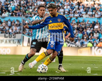 Racing Club de Avellaneda a reçu Boca Juniors au stade Presidente Perón pour jouer la 14e journée de l'AFA Argentine Professional Football League. Avec des buts de Juan Nardoni et Roger Martínez, Racing bat Boca 2-1, qu'ils marquent grâce à Milton Gimenez. Le lendemain, Boca Juniors reçoit River plate au stade la Bombonera pour une nouvelle édition du Superclásico de football argentin. Usage éditorial exclusif/@facamorales Banque D'Images