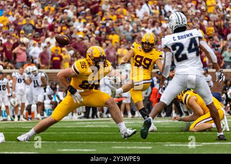 Paul, Minnesota, États-Unis. 14 septembre 2024. Le kicker DRAGAN KESICH de l'Université du Minnesota envoie la balle à travers les montants pour un point supplémentaire. Le match a eu lieu le 14 septembre au Huntington Bank Stadium à Minneapolis, Minnesota. Le match s'est terminé avec l'Université du Minnesota victorieuse sur l'Université du Nevada par un score de 27-0. (Crédit image : © Michael Turner/ZUMA Press Wire) USAGE ÉDITORIAL SEULEMENT! Non destiné à UN USAGE commercial ! Banque D'Images