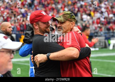 Seattle, WA, États-Unis. 14 septembre 2024. Les entraîneurs de l'État de Washington célèbrent le match de football de la NCAA entre les Huskies de Washington et les Cougars de l'État de Washington à Seattle, WA. L'État de Washington a battu Washington 24-19. Steve Faber/CSM/Alamy Live News Banque D'Images