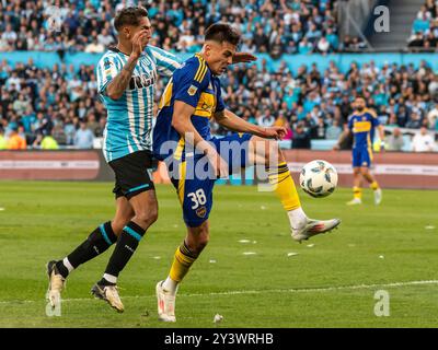 Racing Club de Avellaneda a reçu Boca Juniors au stade Presidente Perón pour jouer la 14e journée de l'AFA Argentine Professional Football League. Avec des buts de Juan Nardoni et Roger Martínez, Racing bat Boca 2-1, qu'ils marquent grâce à Milton Gimenez. Le lendemain, Boca Juniors reçoit River plate au stade la Bombonera pour une nouvelle édition du Superclásico de football argentin. Usage éditorial exclusif/@facamorales Banque D'Images