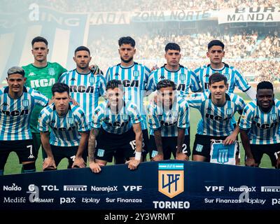 Racing Club de Avellaneda a reçu Boca Juniors au stade Presidente Perón pour jouer la 14e journée de l'AFA Argentine Professional Football League. Avec des buts de Juan Nardoni et Roger Martínez, Racing bat Boca 2-1, qu'ils marquent grâce à Milton Gimenez. Le lendemain, Boca Juniors reçoit River plate au stade la Bombonera pour une nouvelle édition du Superclásico de football argentin. Usage éditorial exclusif/@facamorales Banque D'Images