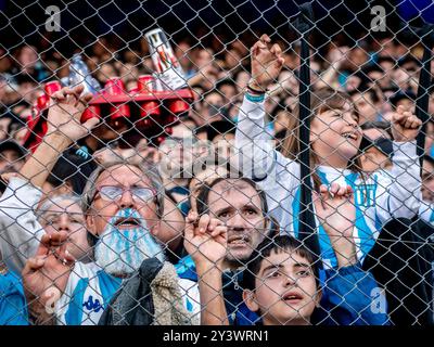 Racing Club de Avellaneda a reçu Boca Juniors au stade Presidente Perón pour jouer la 14e journée de l'AFA Argentine Professional Football League. Avec des buts de Juan Nardoni et Roger Martínez, Racing bat Boca 2-1, qu'ils marquent grâce à Milton Gimenez. Le lendemain, Boca Juniors reçoit River plate au stade la Bombonera pour une nouvelle édition du Superclásico de football argentin. Usage éditorial exclusif/@facamorales Banque D'Images