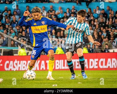 Racing Club de Avellaneda a reçu Boca Juniors au stade Presidente Perón pour jouer la 14e journée de l'AFA Argentine Professional Football League. Avec des buts de Juan Nardoni et Roger Martínez, Racing bat Boca 2-1, qu'ils marquent grâce à Milton Gimenez. Le lendemain, Boca Juniors reçoit River plate au stade la Bombonera pour une nouvelle édition du Superclásico de football argentin. Usage éditorial exclusif/@facamorales Banque D'Images