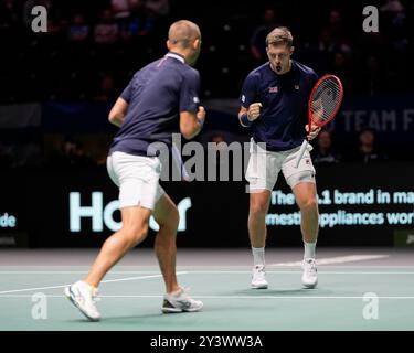 AO Arena, Manchester, Royaume-Uni. 11 septembre 2024. Finale de la Coupe Davis, phase de groupes, Groupe d jour 2 ; Neal Skupski de Grande-Bretagne célèbre avoir gagné un point avec son partenaire Daniel Evans de Grande-Bretagne crédit : action plus Sports/Alamy Live News Banque D'Images