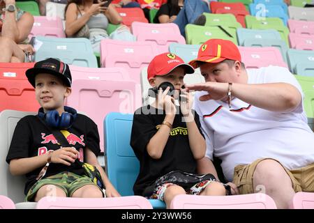 Bakou, Azerbaïdjan. 14 septembre 2024. Les spectateurs regardent pendant la séance de qualification au Grand Prix de formule 1 d'Azerbaïdjan à Bakou, Azerbaïdjan, le 14 septembre 2024. Crédit : Tofiq Babayev/Xinhua/Alamy Live News Banque D'Images