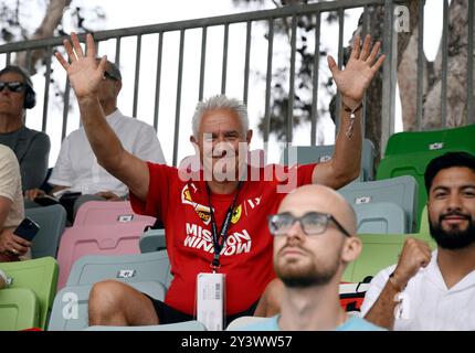 Bakou, Azerbaïdjan. 14 septembre 2024. Les spectateurs posent pour une photo lors de la séance de qualification au Grand Prix d'Azerbaïdjan de formule 1 à Bakou, Azerbaïdjan, le 14 septembre 2024. Crédit : Tofiq Babayev/Xinhua/Alamy Live News Banque D'Images