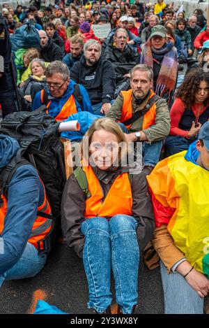 Schiedam, Schiedam, pays-Bas. 14 septembre 2024. Le 14 septembre 2024, extinction Rebellion, Letzte Generation et d'autres groupes de militants pour le climat bloquent l'autoroute A12 à la Haye. Leur principal grief était que le gouvernement néerlandais mette fin aux subventions aux entreprises de combustibles fossiles. (Crédit image : © James Petermeier/ZUMA Press Wire) USAGE ÉDITORIAL SEULEMENT! Non destiné à UN USAGE commercial ! Banque D'Images