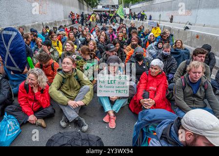 Schiedam, Schiedam, pays-Bas. 14 septembre 2024. Le 14 septembre 2024, extinction Rebellion, Letzte Generation et d'autres groupes de militants pour le climat bloquent l'autoroute A12 à la Haye. Leur principal grief était que le gouvernement néerlandais mette fin aux subventions aux entreprises de combustibles fossiles. (Crédit image : © James Petermeier/ZUMA Press Wire) USAGE ÉDITORIAL SEULEMENT! Non destiné à UN USAGE commercial ! Banque D'Images