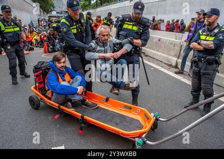 Schiedam, Schiedam, pays-Bas. 14 septembre 2024. Des policiers néerlandais arrêtent des activistes climatiques. Le 14 septembre 2024, extinction Rebellion, Letzte Generation et d'autres groupes de militants pour le climat bloquent l'autoroute A12 à la Haye. Leur principal grief était que le gouvernement néerlandais mette fin aux subventions aux entreprises de combustibles fossiles. (Crédit image : © James Petermeier/ZUMA Press Wire) USAGE ÉDITORIAL SEULEMENT! Non destiné à UN USAGE commercial ! Banque D'Images