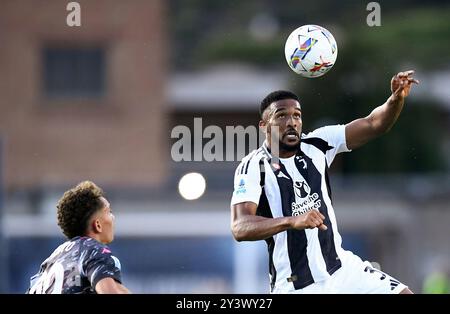 Empoli, Italie. 14 septembre 2024. Bremer de la Juventus affronte Sebastiano Esposito d'Empoli lors d'un match de Serie A à Empoli, en Italie, le 14 septembre 2024. Crédit : Federico Tardito/Xinhua/Alamy Live News Banque D'Images