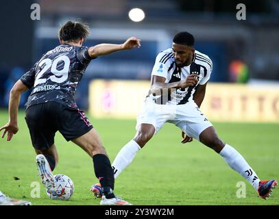 Empoli, Italie. 14 septembre 2024. Bremer de la Juventus affronte Lorenzo Colombo d'Empoli lors d'un match de Serie A entre Empoli et Juventus à Empoli, Italie, le 14 septembre 2024. Crédit : Federico Tardito/Xinhua/Alamy Live News Banque D'Images