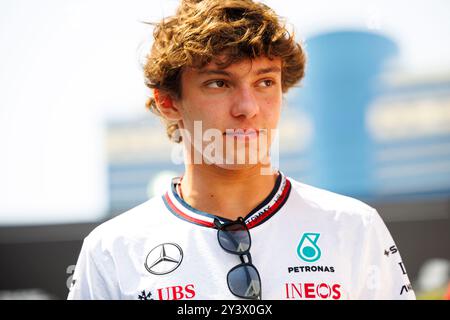 Circuit de la ville de Bakou, Bakou, Azerbaïdjan. 12 septembre 2024. Grand Prix d'Azerbaïdjan de formule 1 2024 ; arrivée des équipes et des pilotes ; Andrea Kimi Antonelli, 18 ans, pilote Mercedes AMG Petronas 2025 débarque sur piste crédit : action plus Sports/Alamy Live News Banque D'Images