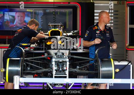 Circuit de la ville de Bakou, Bakou, Azerbaïdjan. 12 septembre 2024. Formule 1 Grand Prix d'Azerbaïdjan 2024 ; jour des arrivées des équipes et des pilotes ; Oracle Red Bull car est assemblé dans leur garage crédit : action plus Sports/Alamy Live News Banque D'Images