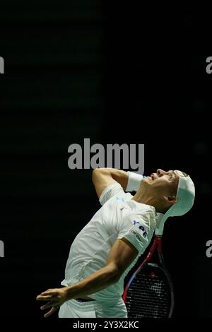 AO Arena, Manchester, Royaume-Uni. 10 septembre 2024. Finale de la Coupe Davis, phase de groupes, Groupe d jour 1 ; Sebastian Baez d'Argentine sert crédit : action plus Sports/Alamy Live News Banque D'Images