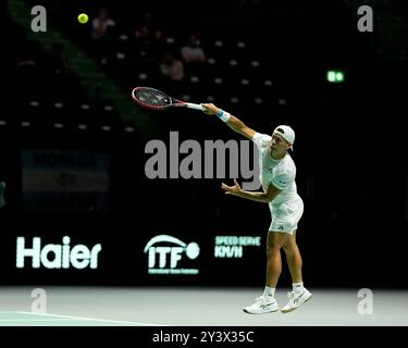 AO Arena, Manchester, Royaume-Uni. 10 septembre 2024. Finale de la Coupe Davis, phase de groupes, Groupe d jour 1 ; Sebastian Baez d'Argentine sert crédit : action plus Sports/Alamy Live News Banque D'Images