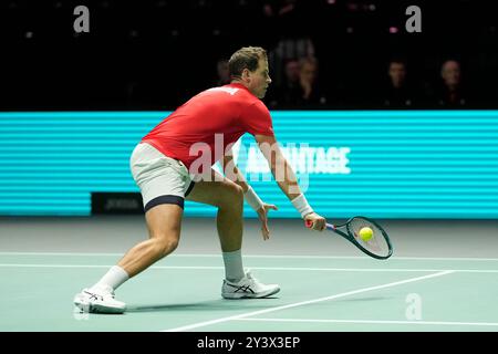 AO Arena, Manchester, Royaume-Uni. 10 septembre 2024. Finale de la Coupe Davis, phase de groupes, Groupe d jour 1 ; Vasek Pospisil du Canada joue un coup de revers crédit : action plus Sports/Alamy Live News Banque D'Images