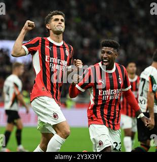 Milan, Italie. 14 septembre 2024. Christian Pulisic (l) de l'AC Milan célèbre son but lors d'un match de football de Serie A entre l'AC Milan et Venezia à Milan, Italie, le 14 septembre 2024. Crédit : Alberto Lingria/Xinhua/Alamy Live News Banque D'Images