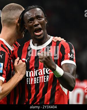 Milan, Italie. 14 septembre 2024. Tammy Abraham (R) de l'AC Milan célèbre son but lors d'un match de football de Serie A entre l'AC Milan et Venezia à Milan, en Italie, le 14 septembre 2024. Crédit : Alberto Lingria/Xinhua/Alamy Live News Banque D'Images