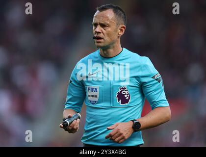 Southampton, Royaume-Uni. 14 septembre 2024. Arbitre Stuart Attwell lors du match de premier League au St Mary's Stadium, Southampton. Le crédit photo devrait se lire : Paul Terry/Sportimage crédit : Sportimage Ltd/Alamy Live News Banque D'Images