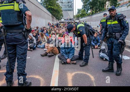 Schiedam, Schiedam, pays-Bas. 14 septembre 2024. Des policiers néerlandais arrêtent des activistes climatiques. Extinction Rebellion, Letzte Generation et d'autres groupes de militants pour le climat bloquent l'autoroute A12 à la Haye. Leur principal grief était que le gouvernement néerlandais mette fin aux subventions aux entreprises de combustibles fossiles. (Crédit image : © James Petermeier/ZUMA Press Wire) USAGE ÉDITORIAL SEULEMENT! Non destiné à UN USAGE commercial ! Banque D'Images