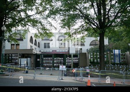 L'ambassade d'Israël est vue lors d'un rassemblement pro-palestinien devant l'ambassade d'Israël à Washington DC, États-Unis, le 14 septembre 2024. En hommage émouvant, des images d'otages sont exposées devant l'ambassade israélienne. Crédit : Aashish Kiphayet/Alamy Live News Banque D'Images