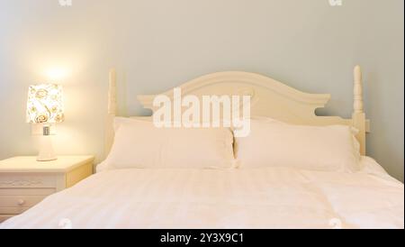 Lit king size blanc dans la chambre d'hôtel Banque D'Images