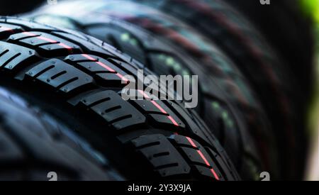 Groupe de pneus neufs à vendre dans une ligne Banque D'Images