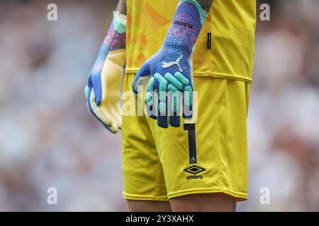 Les gants de gardien de but de Mark Flekken de Brentford lors du match de premier League Manchester City vs Brentford à l'Etihad Stadium, Manchester, Royaume-Uni, 14 septembre 2024 (photo Mark Cosgrove/News images) Banque D'Images